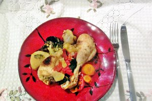 Ciocănele de pui cu legume la cuptor