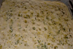 Focaccia cu usturoi si parmezan - Reteta delicioasa pentru paine aromata