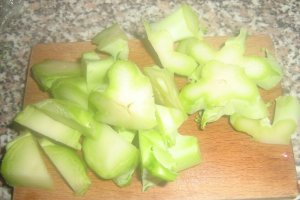 Cartofi la cuptor si sos de broccoli