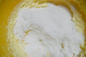 Prăjitură cu unt şi fructe de pădure