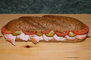 Sandvis cu piept de pui afumat