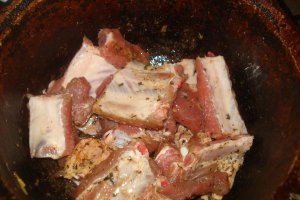 Coaste de porc cu ceapa verde la cuptor