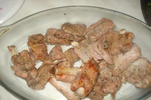 Coaste de porc cu ceapa verde la cuptor
