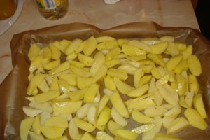 Cartofi la cuptor cu piept de pui si salata de sfecla cu hrean