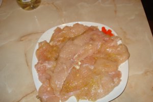 Cartofi la cuptor cu piept de pui si salata de sfecla cu hrean