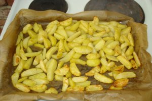 Cartofi la cuptor cu piept de pui si salata de sfecla cu hrean