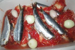 Sardine cu sos de roşii la cuptor