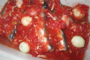 Sardine cu sos de roşii la cuptor