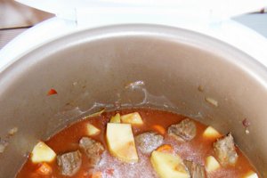Gulyas de vita la Multicooker