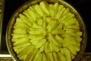 Tort cu mere caramelizate si frisca