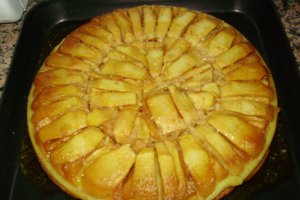 Tort cu mere caramelizate si frisca