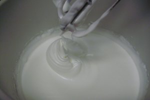 Tort cu mere caramelizate si frisca