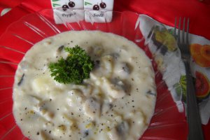 Conopida cu ciuperci si smantana