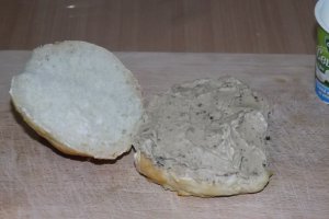 Sandvis cu ficat de pui