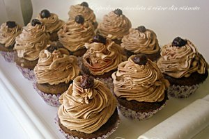 Cupcakes cu ciocolata si visine din visinata