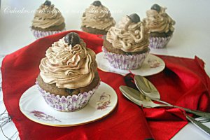 Cupcakes cu ciocolata si visine din visinata
