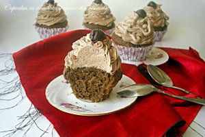 Cupcakes cu ciocolata si visine din visinata