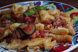 Penne rigate cu vinete si mozzarella