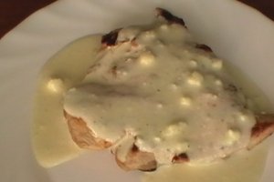 Vezi si reteta video pentru Pui cu sos de gorgonzola