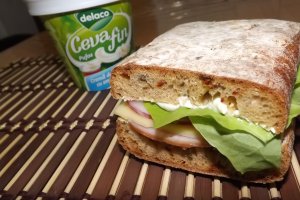Sandvis cu paine ciabatta