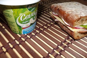 Sandvis cu paine ciabatta