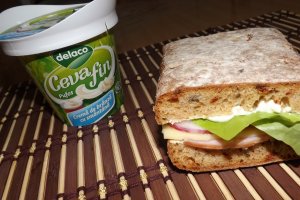 Sandvis cu paine ciabatta