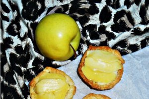 Mini tarte cu crema de vanilie si mere coapte