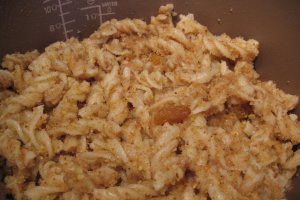 Fusilli cu pesmet, nuci, stafide si scortisoara, la Multicooker