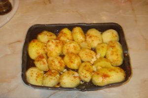 Cartofi intregi cu usturoi, la cuptor