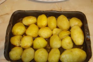 Cartofi intregi cu usturoi, la cuptor