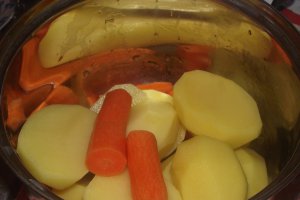 Carne de porc cu piure de cartofi si morcovi