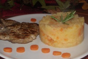 Carne de porc cu piure de cartofi si morcovi