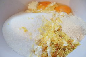Placinta cu branza dulce "Floarea soarelui"