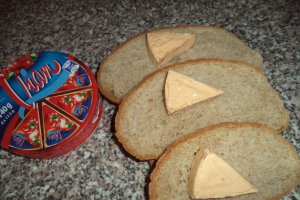 Sandvis cu branzeturi si ridiche