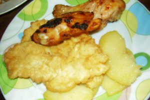 Piept de pui pane cu cartofi la cuptor si pulpe de pui