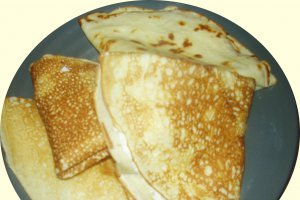 Clatite aperitiv cu cascaval si crema de branza proaspata