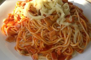 Reteta de spaghete milaneze cu cascaval si ciuperci