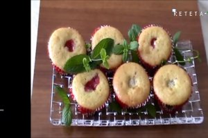 Vezi si reteta video pentru Briose cu fructe