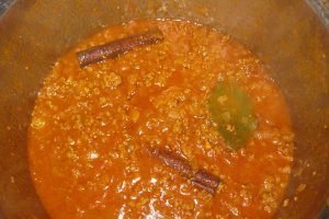 Spaghete cu sos de rosii si carne tocata
