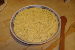 CONOPIDA   CU  MAIONEZA  SI CEAPA  VERDE 