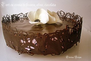 Tort cu crema de branza, afine si ciocolata