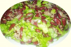 Salata de ton cu fasole rosie si ceapa