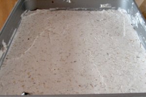 Reteta de prajitura Snickers, un deliciu cu alune si caramel
