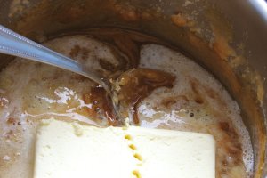 Reteta de prajitura Snickers, un deliciu cu alune si caramel