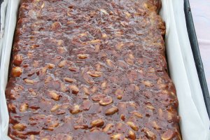Reteta de prajitura Snickers, un deliciu cu alune si caramel