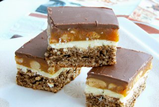 Reteta de prajitura Snickers, un deliciu cu alune si caramel