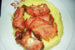Ficatei inveliti in sunca presata la cuptor cu garnitura de cartofi