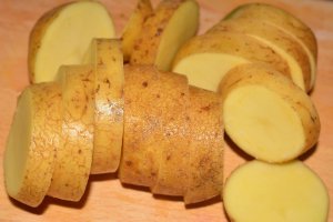 Cartofi copti cu usturoi si parmezan