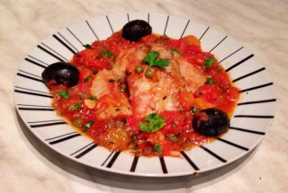 File de pangasius cu sos de rosii,masline si capere