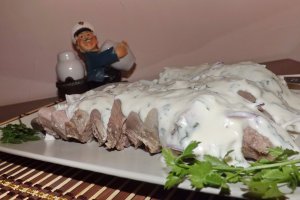 Aperitiv cu limba de porc si sos de maioneza